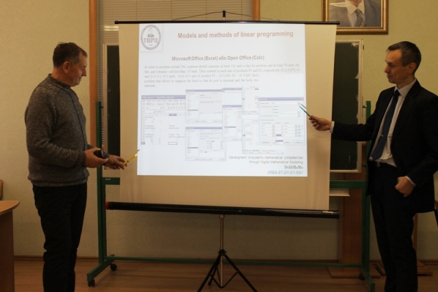 Учасники проекту Я. Василенко та В. Олексюк презентують цифрові інструменти математичного моделювання